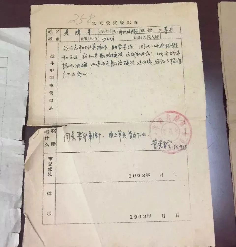 當他講起當年的故事，80多歲的妻子眼中滿(mǎn)是崇拜的目光-云南能投軍創(chuàng  )產(chǎn)業(yè)投資有限公司