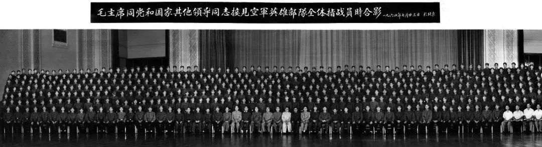 當他講起當年的故事，80多歲的妻子眼中滿(mǎn)是崇拜的目光-云南能投軍創(chuàng  )產(chǎn)業(yè)投資有限公司