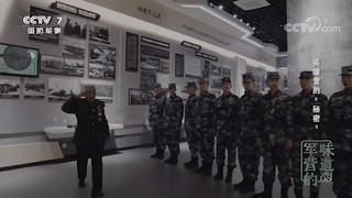 當他講起當年的故事，80多歲的妻子眼中滿(mǎn)是崇拜的目光-云南能投軍創(chuàng  )產(chǎn)業(yè)投資有限公司