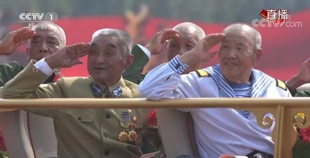 當他講起當年的故事，80多歲的妻子眼中滿(mǎn)是崇拜的目光-云南能投軍創(chuàng  )產(chǎn)業(yè)投資有限公司