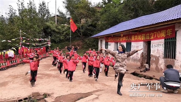 06.jpg 中國退役軍人丨謝彬蓉:綻放在大涼山上的軍中綠花-云南能投軍創(chuàng )產(chǎn)業(yè)投資有限公司