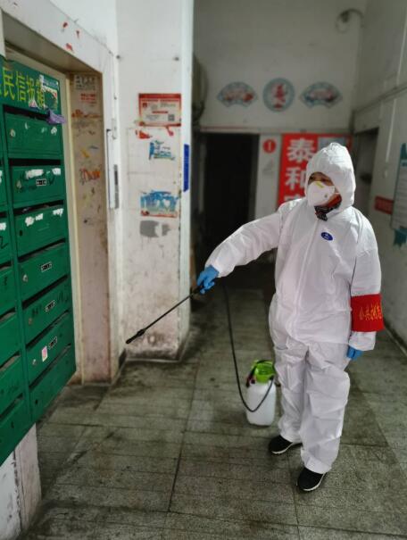 03.jpg 聯(lián)防聯(lián)控 武漢市退役軍人事務(wù)局黨員干部下沉社區戰“疫”一線(xiàn)-云南能投軍創(chuàng )產(chǎn)業(yè)投資有限公司