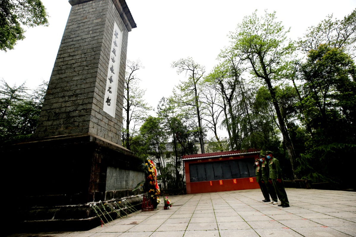 01.jpg 江西靖安:清明時(shí)節 緬懷英烈-云南能投軍創(chuàng )產(chǎn)業(yè)投資有限公司