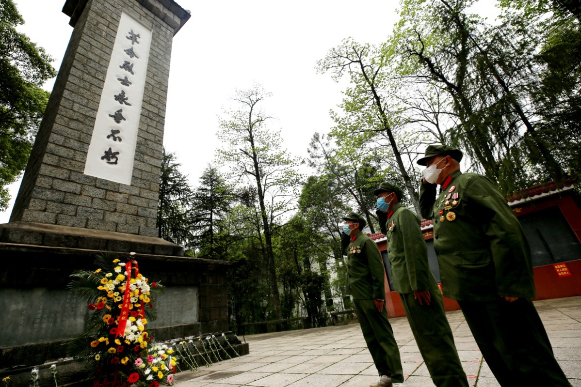 03.jpg 江西靖安:清明時(shí)節 緬懷英烈-云南能投軍創(chuàng )產(chǎn)業(yè)投資有限公司