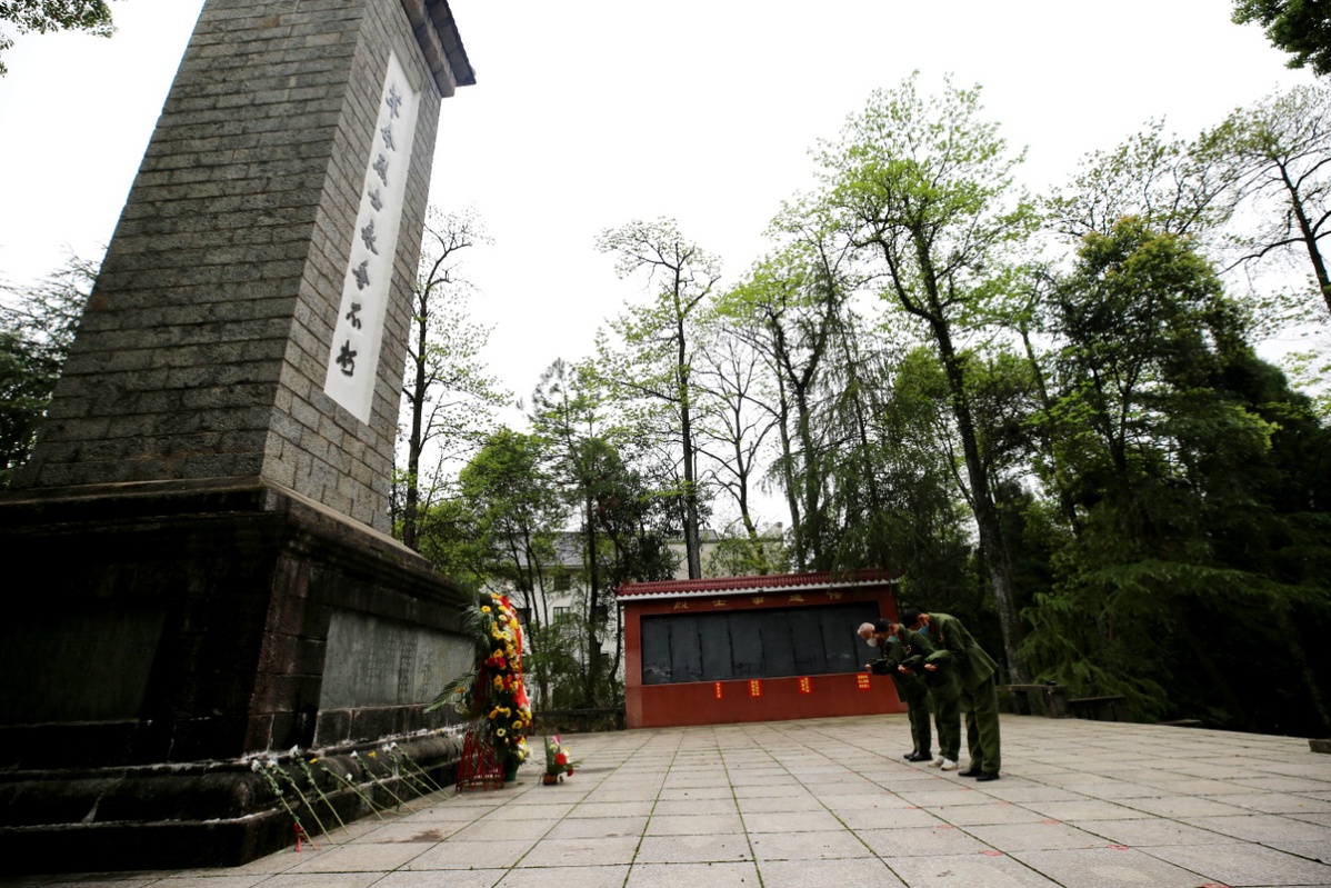 04.jpg 江西靖安:清明時(shí)節 緬懷英烈-云南能投軍創(chuàng )產(chǎn)業(yè)投資有限公司