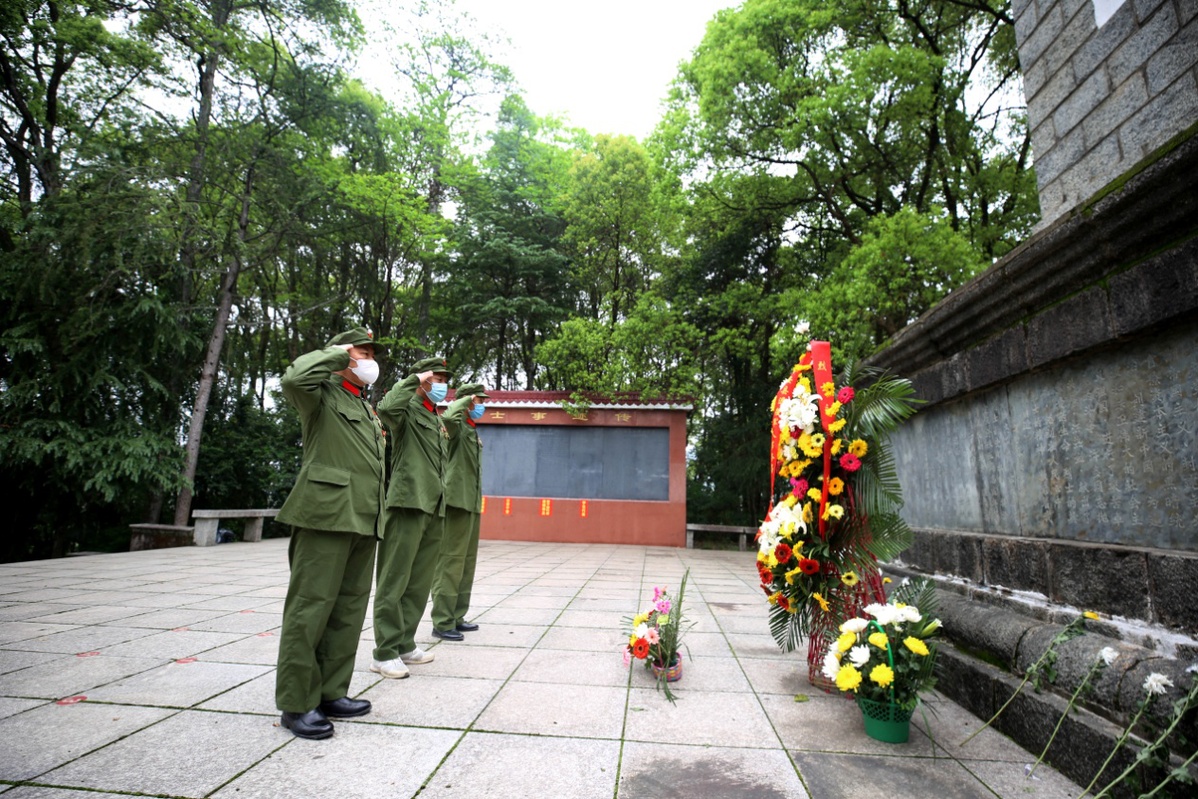 05.jpg 江西靖安:清明時(shí)節 緬懷英烈-云南能投軍創(chuàng )產(chǎn)業(yè)投資有限公司