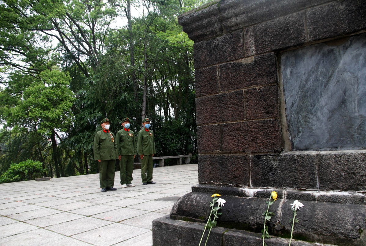 06.jpg 江西靖安:清明時(shí)節 緬懷英烈-云南能投軍創(chuàng )產(chǎn)業(yè)投資有限公司