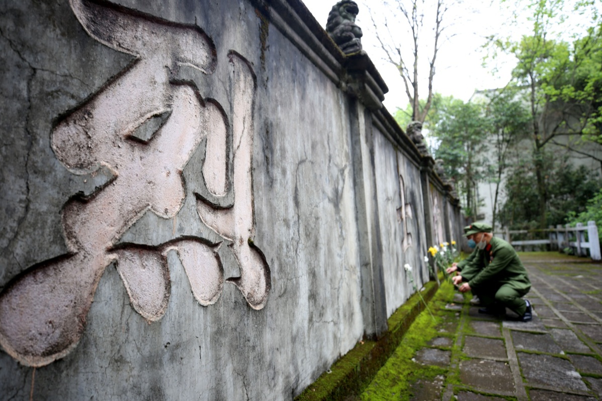 08.jpg 江西靖安:清明時(shí)節 緬懷英烈-云南能投軍創(chuàng )產(chǎn)業(yè)投資有限公司