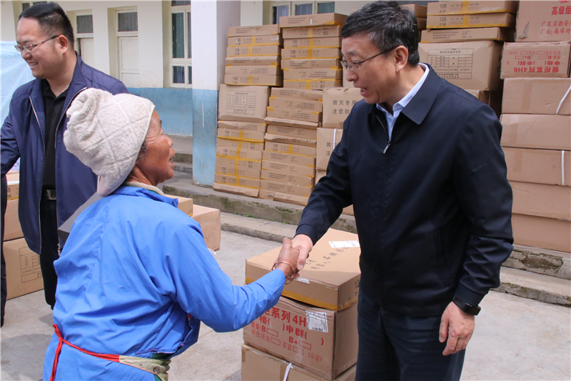 02.jpg 細微之處暖人心 貴州省退役軍人事務(wù)廳31萬(wàn)捐贈物資解幫扶村72戶(hù)未脫貧戶(hù)生活之困-云南能投軍創(chuàng )產(chǎn)業(yè)投資有限公司