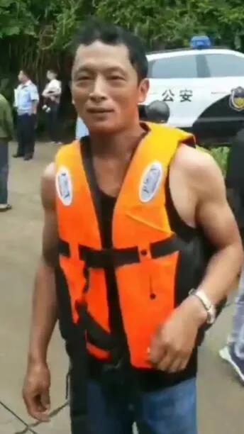 退伍不褪色！80后退役軍人勇救落水司機