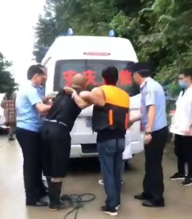 退伍不褪色！80后退役軍人勇救落水司機