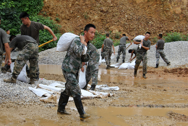 01.jpg 陸軍第71集團軍200余名退伍老兵主動(dòng)歸隊戰洪魔-云南能投軍創(chuàng )產(chǎn)業(yè)投資有限公司