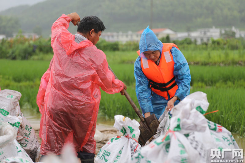 李壽來(lái)：才下軍旅前哨，又上脫貧一線(xiàn)-云南能投軍創(chuàng  )產(chǎn)業(yè)投資有限公司