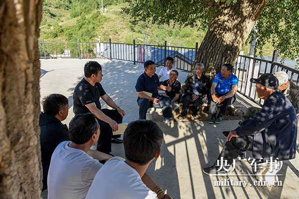 梁建明：駐村扶貧1200多天，鐫刻在十八盤(pán)村的鄉土深情-云南能投軍創(chuàng  )產(chǎn)業(yè)投資有限公司