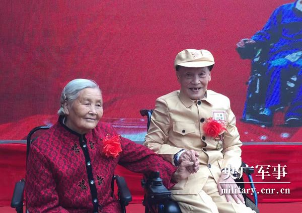 何苦：走進(jìn)山城“棒棒軍”，記錄負重前行的力量