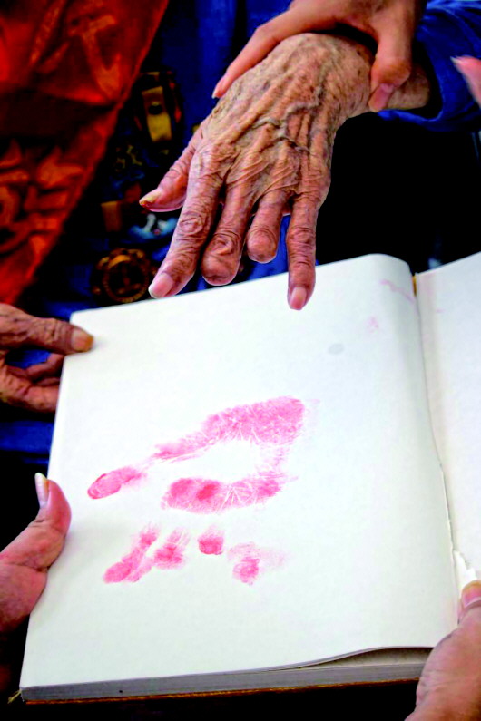 02.jpg 牽住英雄的手 記住來(lái)時(shí)的路 1345份抗戰老兵手印背后的故事-云南能投軍創(chuàng )產(chǎn)業(yè)投資有限公司