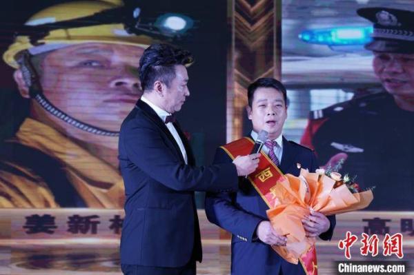 退伍老兵變身“技術(shù)達人” 發(fā)明避雷設備保障動(dòng)車(chē)行車(chē)安全-云南能投軍創(chuàng  )產(chǎn)業(yè)投資有限公司