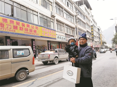 云南省退役軍人關(guān)愛(ài)基金會(huì )牽線(xiàn)社會(huì )力量為退役軍人辦實(shí)事傷殘老兵喜獲新年禮在保衛邊疆戰斗中失去雙腿的一級傷殘軍人吳長(cháng)軍裝上更適體的假肢-云南能投軍創(chuàng  )產(chǎn)業(yè)投資有限公司