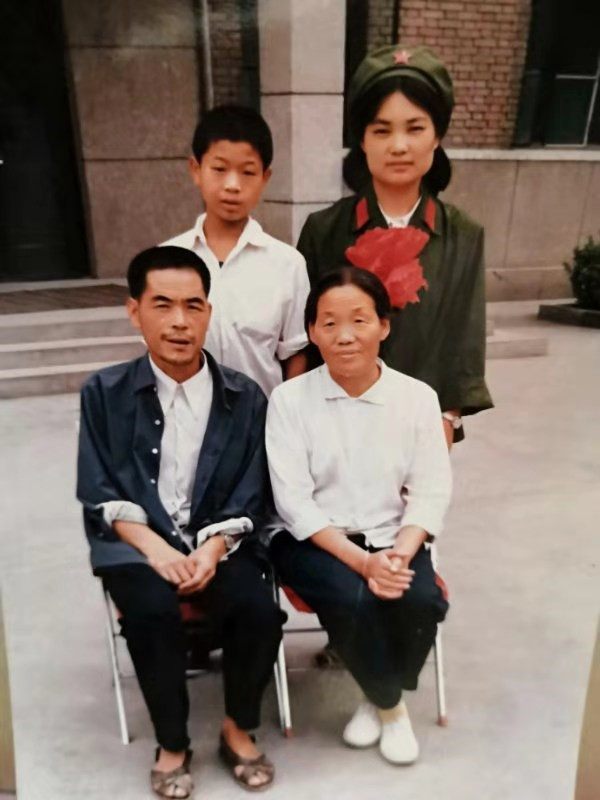 劉亞玲：“戰地女神”自主擇業(yè)，回到家鄉農村當“村醫”-云南能投軍創(chuàng  )產(chǎn)業(yè)投資有限公司