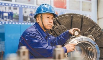 001.jpg 哈電集團哈爾濱電機廠(chǎng)首席技師裴永斌——練就“金手指” 鑄就大工匠-云南能投軍創(chuàng )產(chǎn)業(yè)投資有限公司