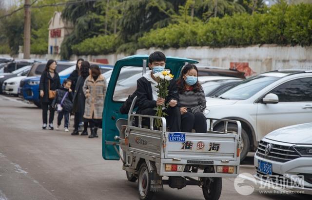 樸素的感動(dòng)！在王焯冉烈士墓前，我們遇到了他們……