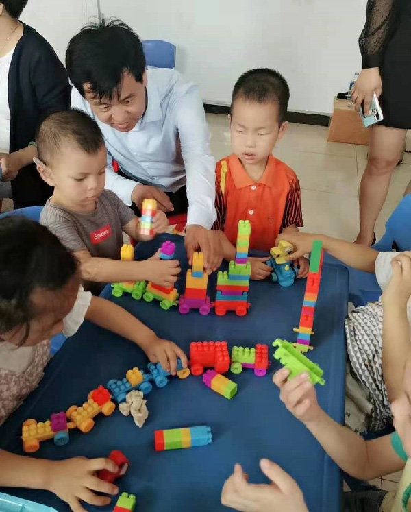 嚴顯建：自主擇業(yè)不忘初心，讓愛(ài)的種子生根發(fā)芽-云南能投軍創(chuàng  )產(chǎn)業(yè)投資有限公司