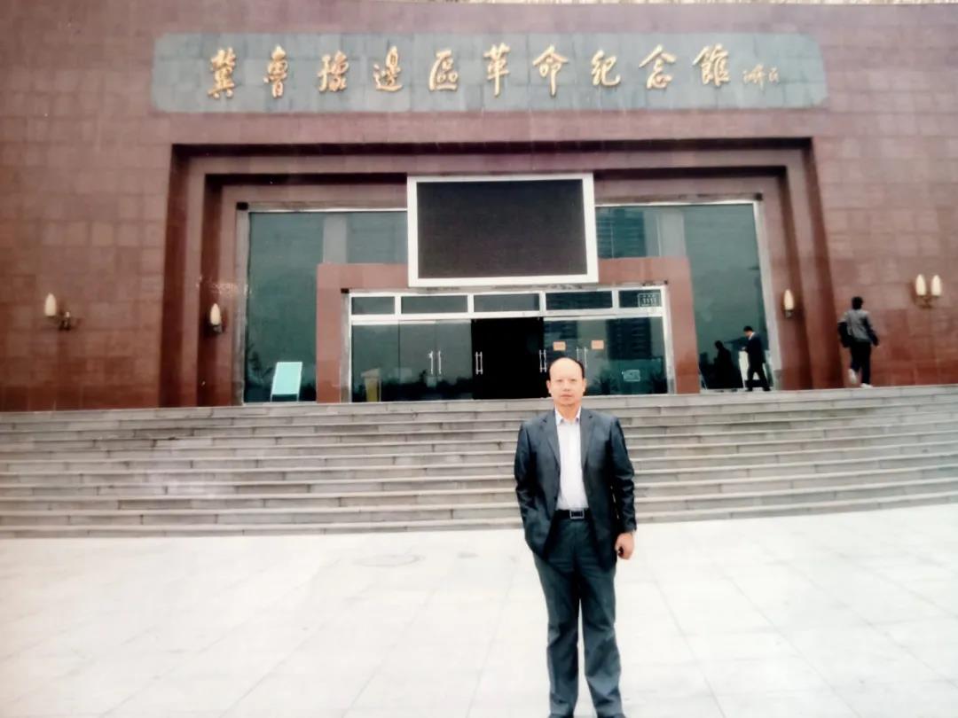 中國退役軍人丨慶祝建黨100周年特別節目《忠誠》第九集：《郭萬(wàn)里 ：筆墨深情，為黨謳歌》-云南能投軍創(chuàng  )產(chǎn)業(yè)投資有限公司