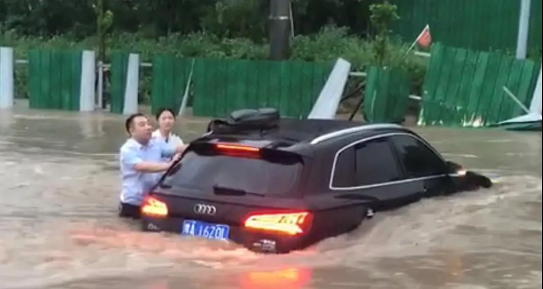 退役不褪色，暴雨中，這些退役軍人真給力-云南能投軍創(chuàng  )產(chǎn)業(yè)投資有限公司