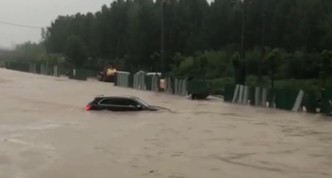 退役不褪色，暴雨中，這些退役軍人真給力-云南能投軍創(chuàng  )產(chǎn)業(yè)投資有限公司