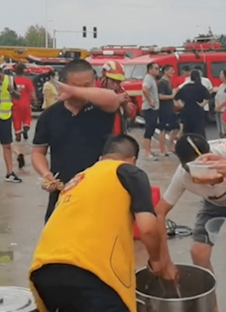 退役不褪色，暴雨中，這些退役軍人真給力-云南能投軍創(chuàng  )產(chǎn)業(yè)投資有限公司