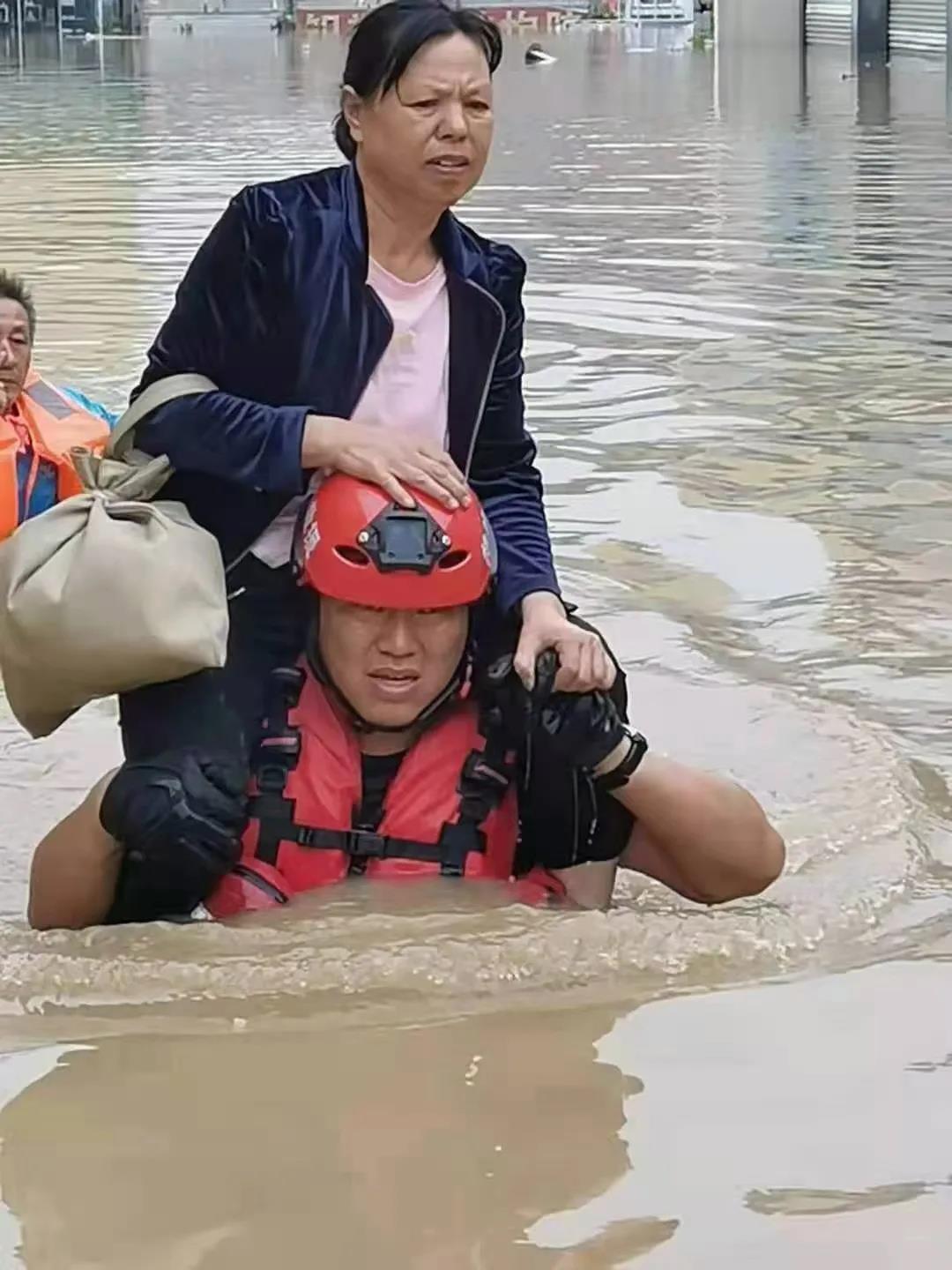 退役不褪色，暴雨中，這些退役軍人真給力-云南能投軍創(chuàng  )產(chǎn)業(yè)投資有限公司