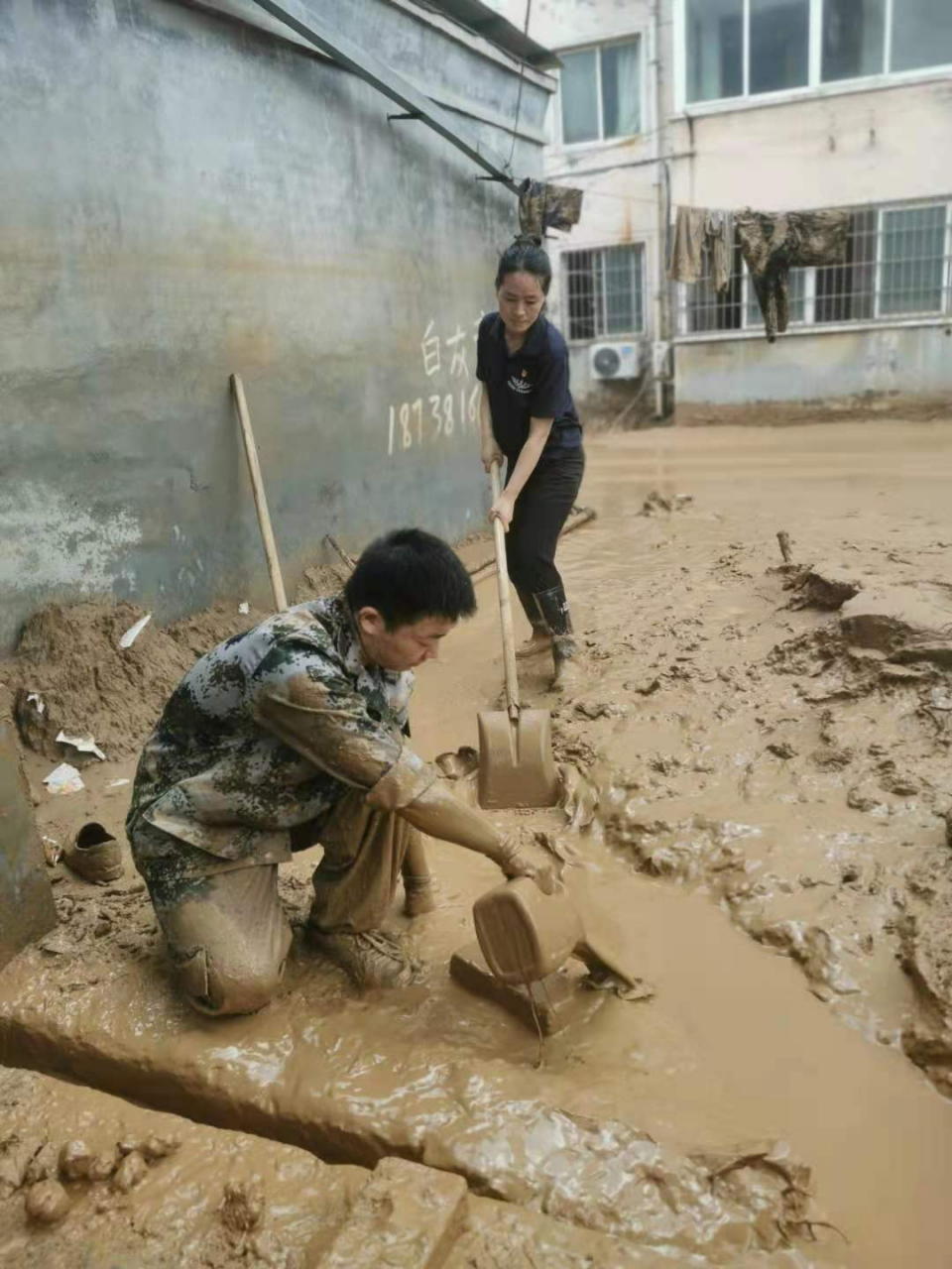 退役不褪色，暴雨中，這些退役軍人真給力-云南能投軍創(chuàng  )產(chǎn)業(yè)投資有限公司