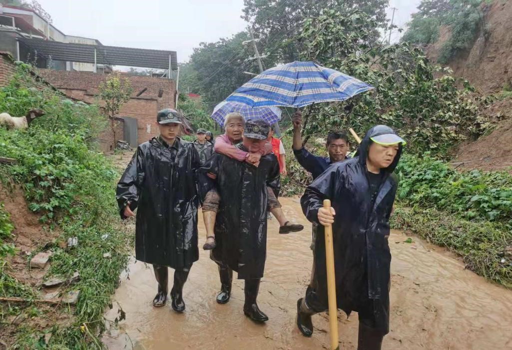 河南鞏義：退役軍人志愿服務(wù)隊 積極參與防汛救災工作-云南能投軍創(chuàng  )產(chǎn)業(yè)投資有限公司