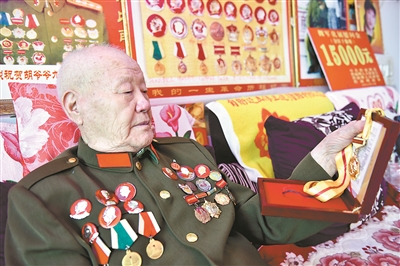 一名抗戰老兵的幸福守望.jpg 一名抗戰老兵的幸福守望-云南能投軍創(chuàng )產(chǎn)業(yè)投資有限公司