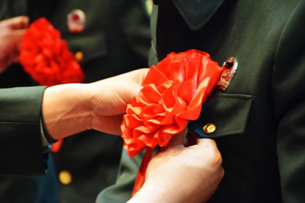 告別軍旗！戰略支援部隊某部舉行士兵退役儀式-云南能投軍創(chuàng  )產(chǎn)業(yè)投資有限公司