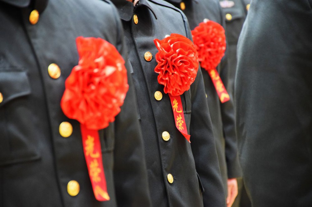 告別軍旗！戰略支援部隊某部舉行士兵退役儀式-云南能投軍創(chuàng  )產(chǎn)業(yè)投資有限公司