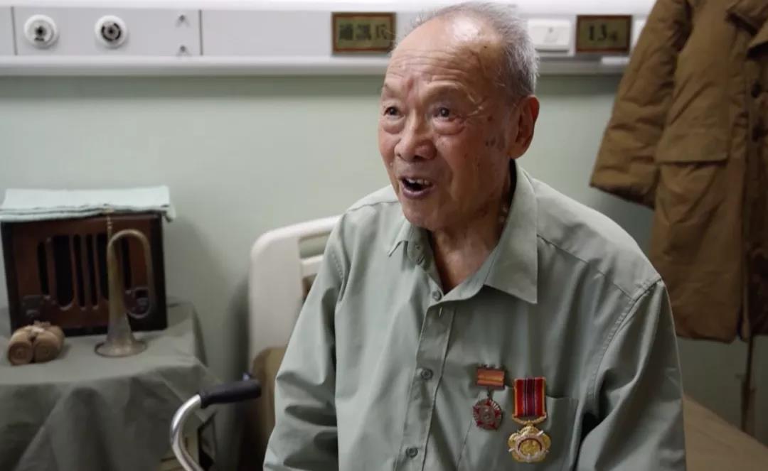 搪瓷缸、軍大衣……病房變“營(yíng)房” 只為喚醒他們的記憶-云南能投軍創(chuàng  )產(chǎn)業(yè)投資有限公司