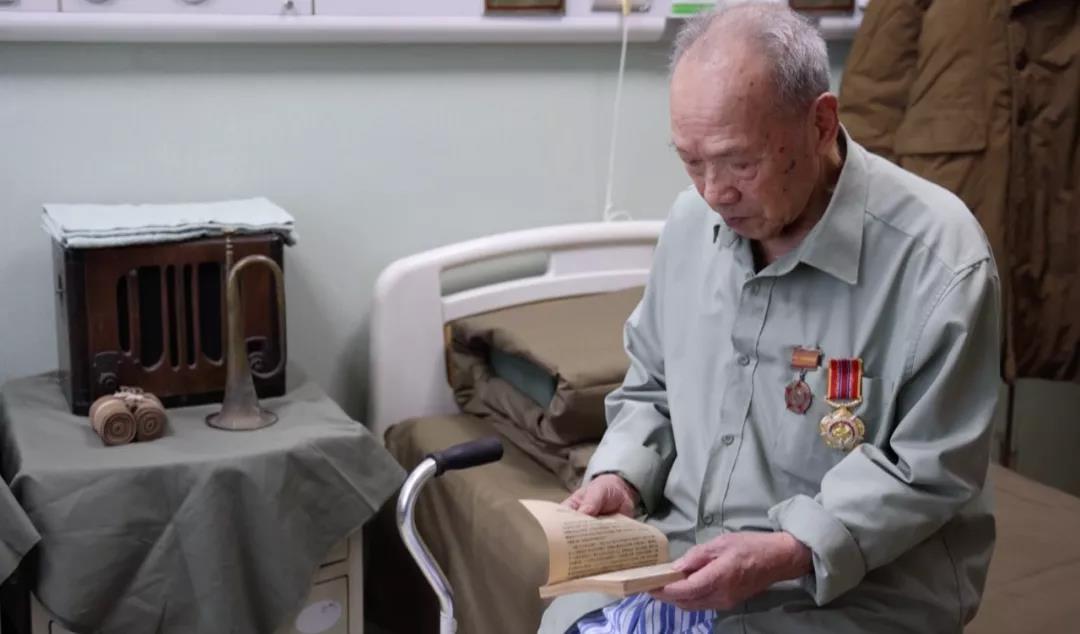 搪瓷缸、軍大衣……病房變“營(yíng)房” 只為喚醒他們的記憶-云南能投軍創(chuàng  )產(chǎn)業(yè)投資有限公司