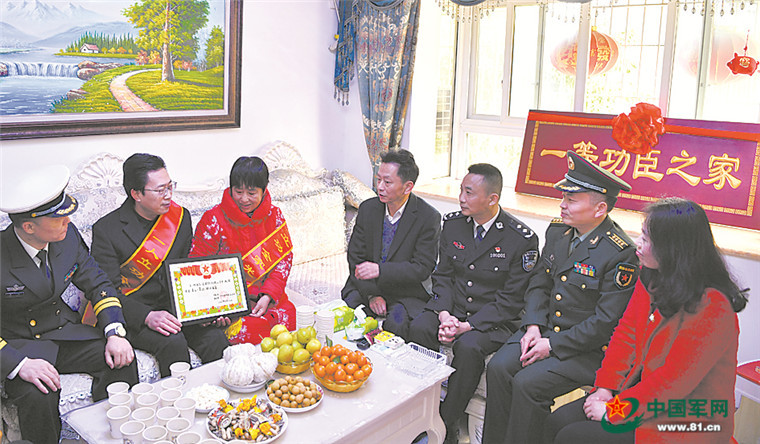 3.jpg 海軍艦載航空兵某部跨越千里把喜報送到立功官兵家中-云南能投軍創(chuàng )產(chǎn)業(yè)投資有限公司