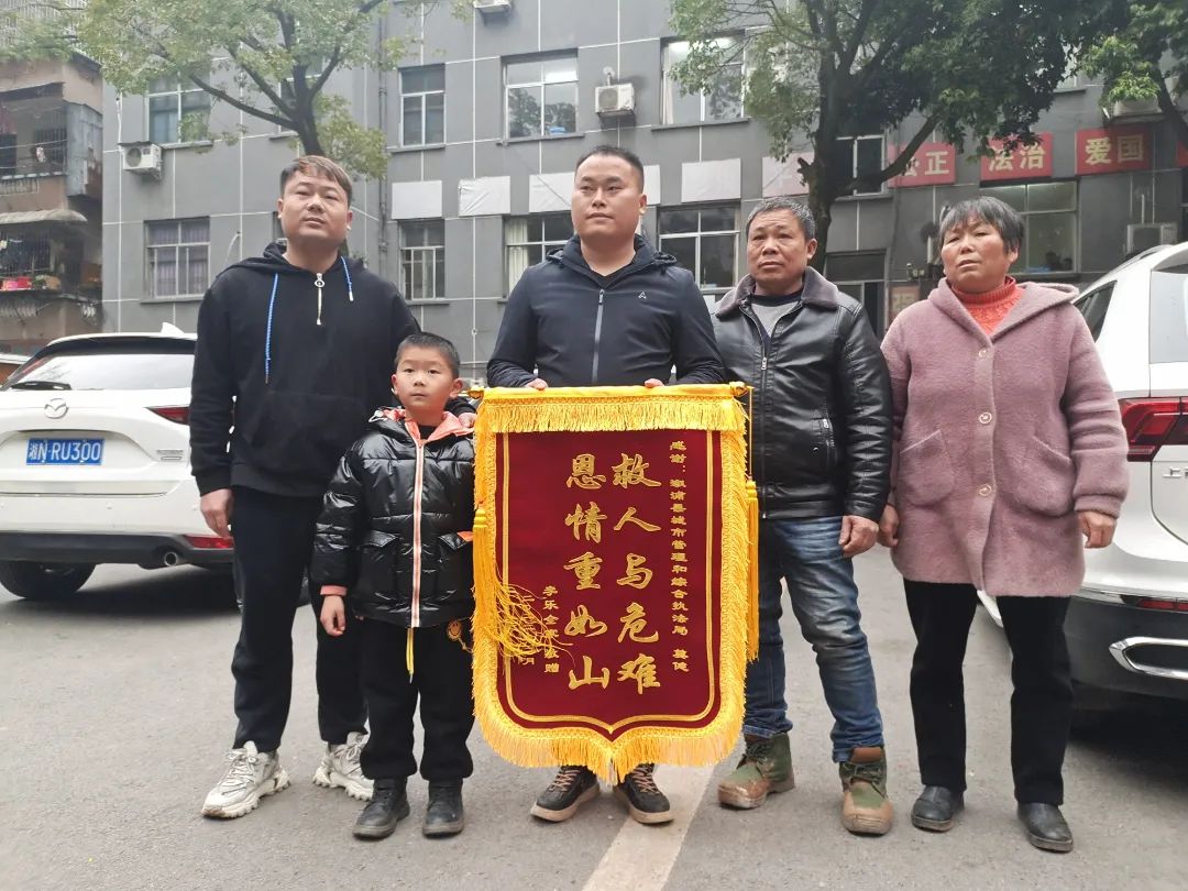 點(diǎn)贊！退役軍人跳入河中救出5歲兒童-云南能投軍創(chuàng  )產(chǎn)業(yè)投資有限公司