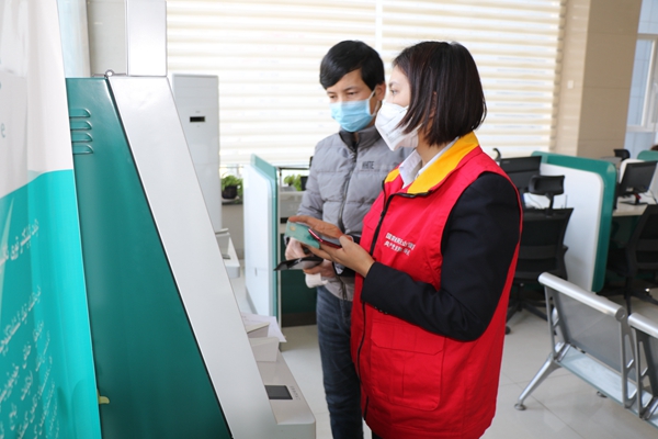 遼寧艦退役女兵努爾曼古麗，海軍藍到國網(wǎng)綠亦出彩