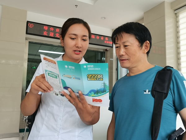 遼寧艦退役女兵努爾曼古麗，海軍藍到國網(wǎng)綠亦出彩