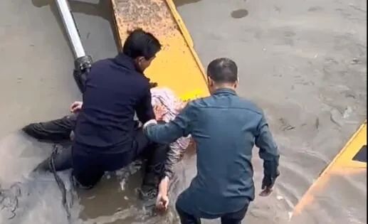 黃金4分鐘，多虧這位老兵，落水群眾撿回性命！