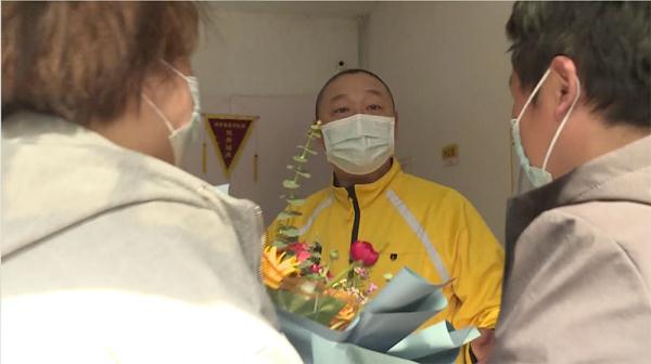 退伍不褪色！女孩跌入化糞池 外賣(mài)小哥出手救人-云南能投軍創(chuàng  )產(chǎn)業(yè)投資有限公司