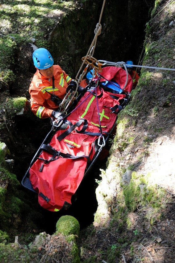 他在高山懸崖上“飛檐走壁”，營(yíng)救80多人-云南能投軍創(chuàng  )產(chǎn)業(yè)投資有限公司
