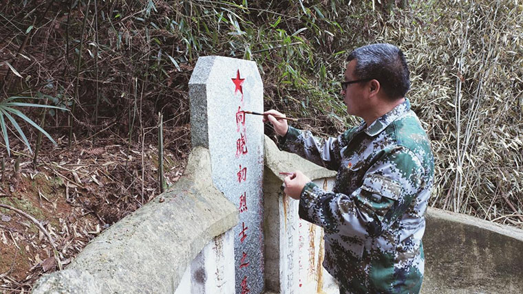 17fe9882de110145658102.jpg 這個(gè)退伍軍人為家鄉烈士掃墓:希望更多人銘記烈士功績(jì)-云南能投軍創(chuàng )產(chǎn)業(yè)投資有限公司