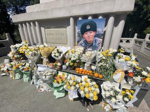 淚目！烈士陳祥榕墓前，擺滿(mǎn)了鮮花和他愛(ài)吃的橘子