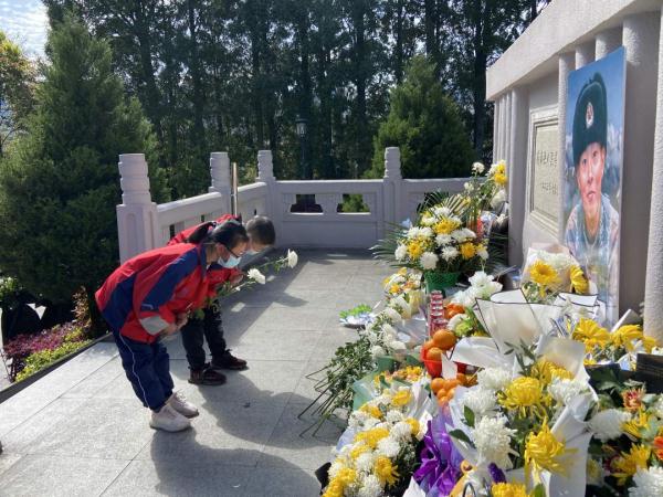 淚目！烈士陳祥榕墓前，擺滿(mǎn)了鮮花和他愛(ài)吃的橘子