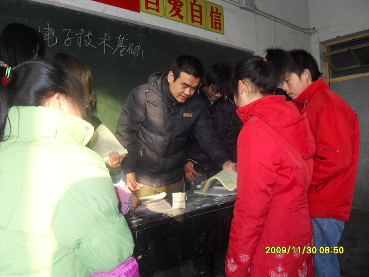 被質(zhì)疑“出風(fēng)頭”“作秀”的參戰老兵，堅持義務(wù)支教十余年-云南能投軍創(chuàng  )產(chǎn)業(yè)投資有限公司