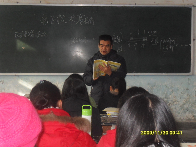 被質(zhì)疑“出風(fēng)頭”“作秀”的參戰老兵，堅持義務(wù)支教十余年-云南能投軍創(chuàng  )產(chǎn)業(yè)投資有限公司